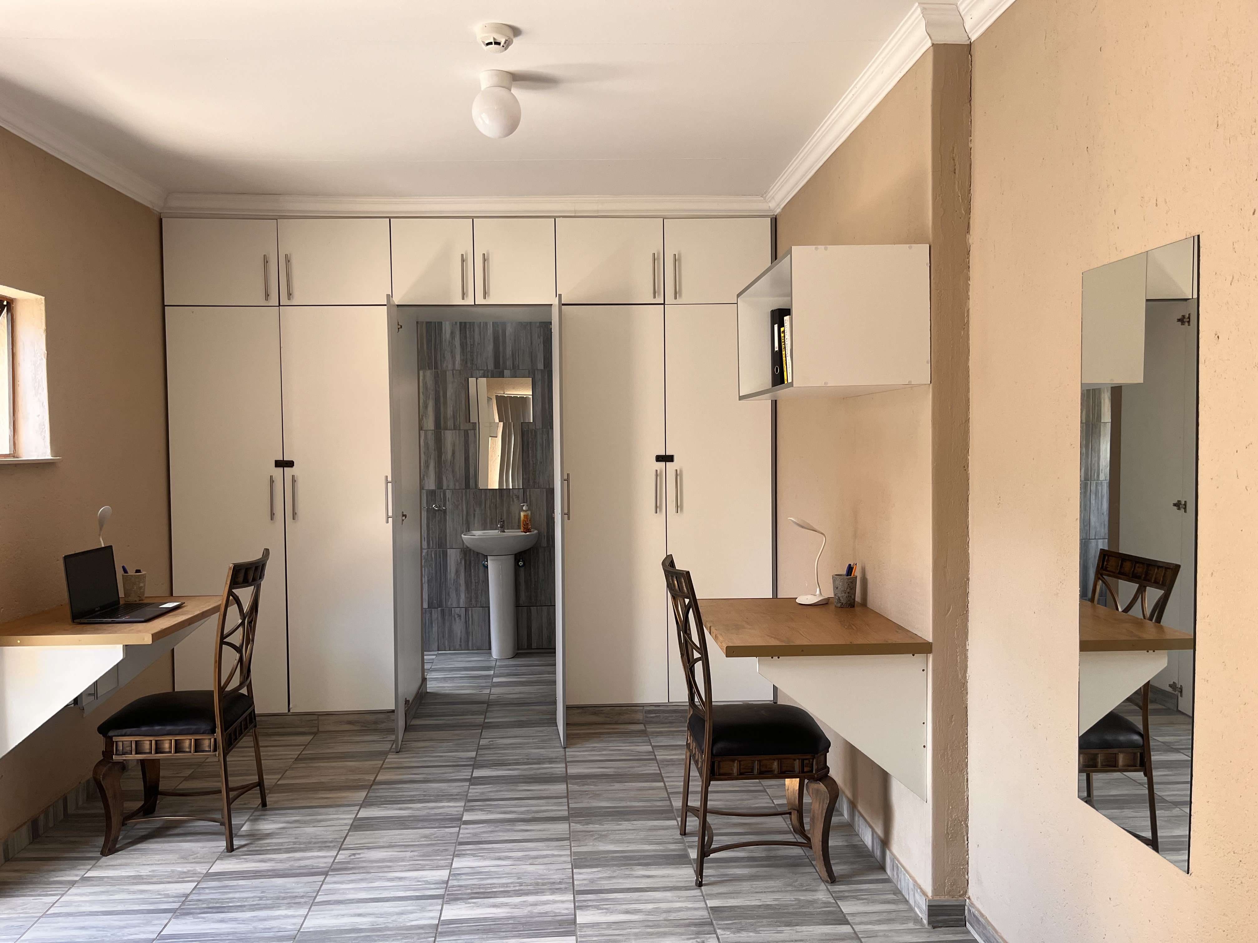 Single Room with En-Suite Bathroom